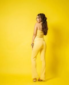 Anushka Sen Vibrant Yellow Dress & Hairstyle Photoshoot (11)
