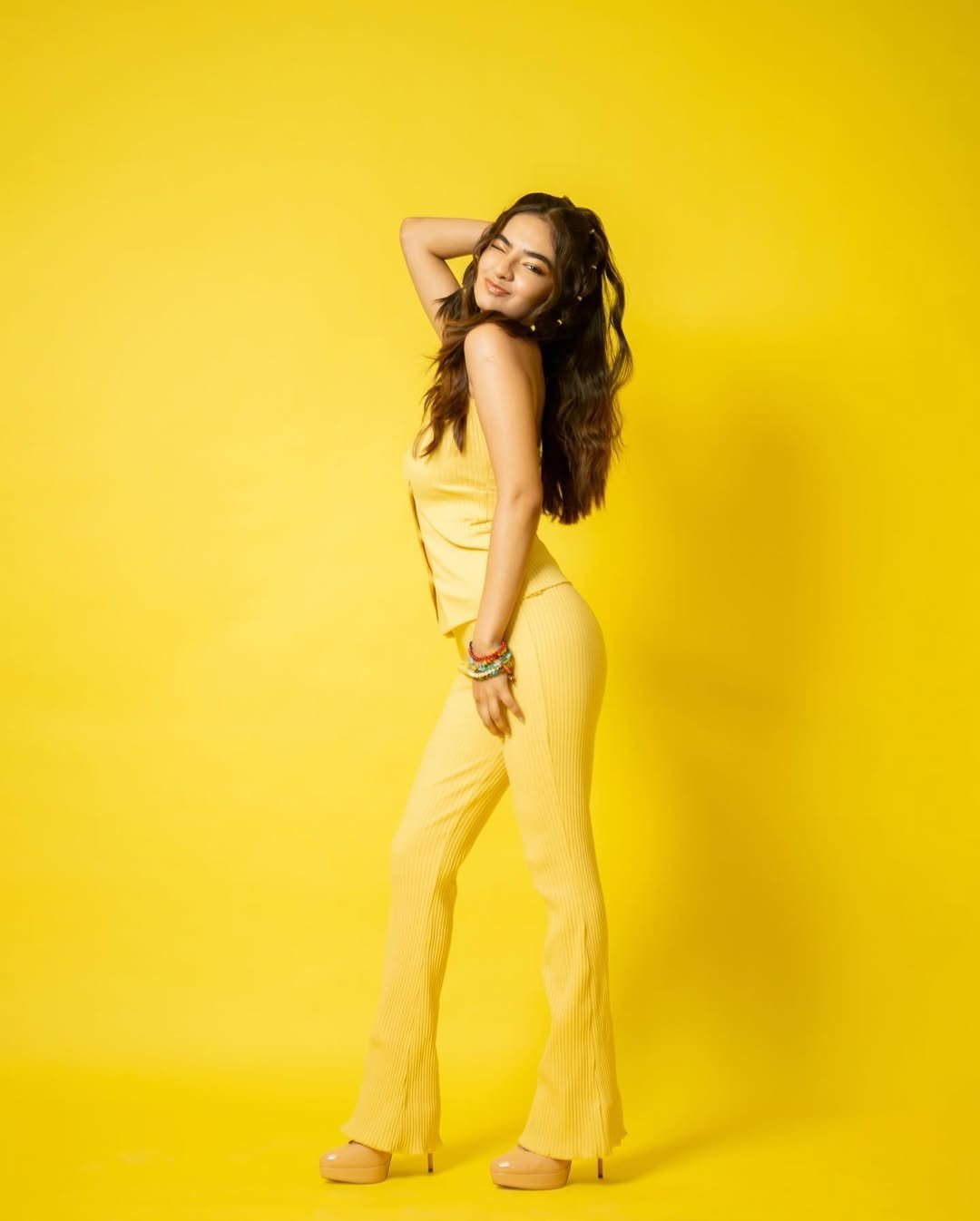 Anushka Sen Vibrant Yellow Dress & Hairstyle Photoshoot (12)