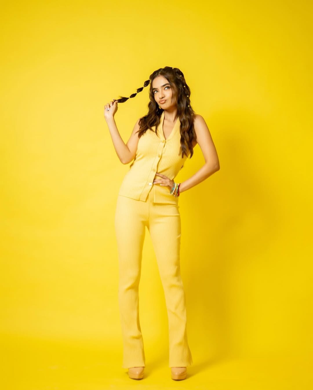 Anushka Sen Vibrant Yellow Dress & Hairstyle Photoshoot (16)