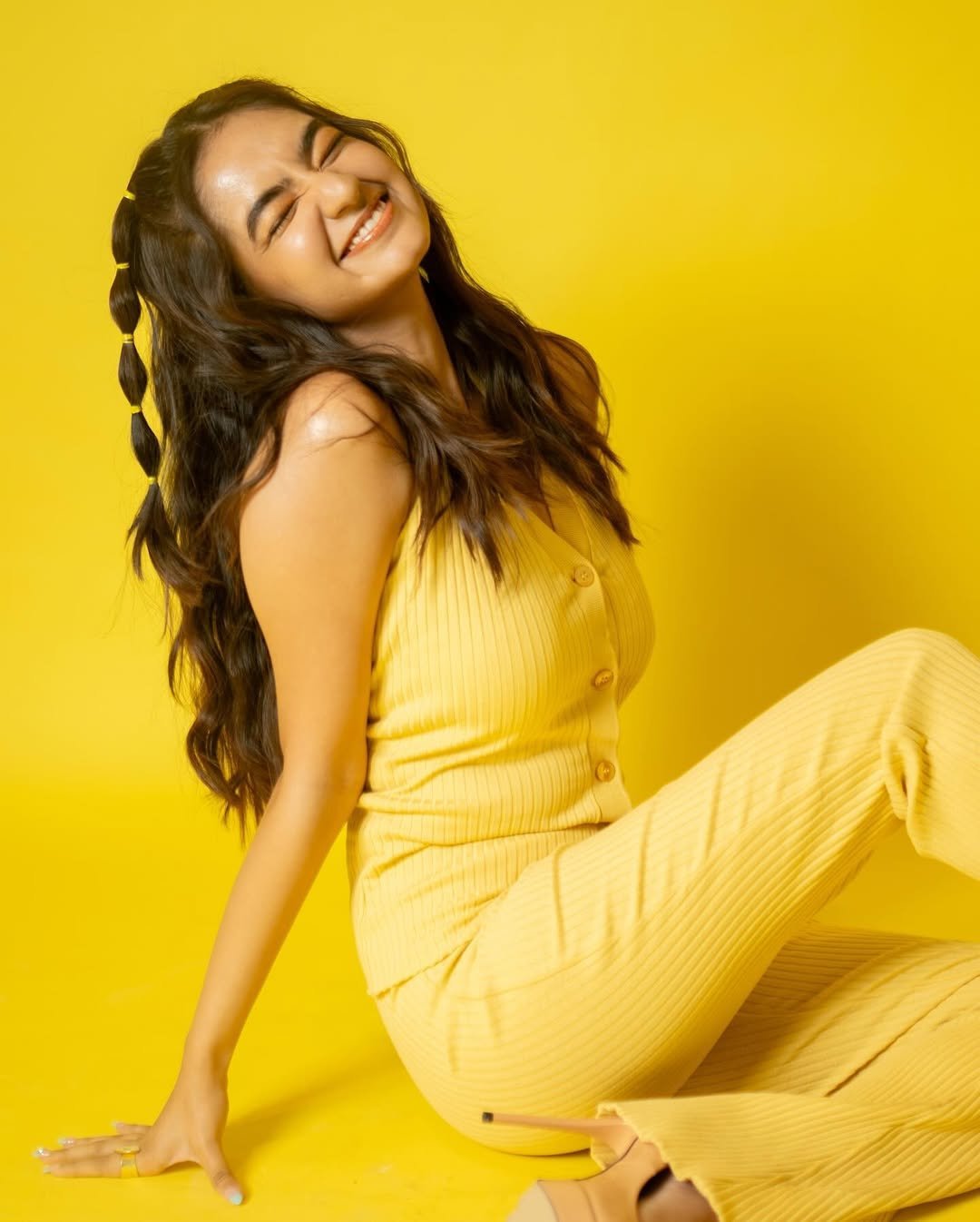 Anushka Sen Vibrant Yellow Dress & Hairstyle Photoshoot (20)