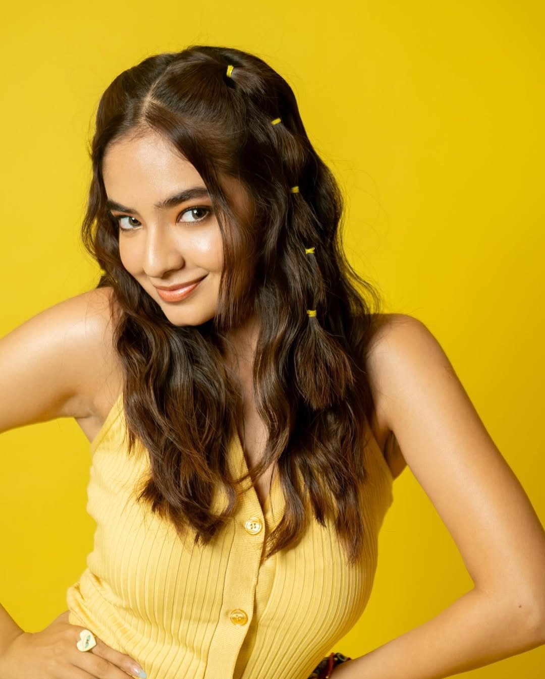 Anushka Sen Vibrant Yellow Dress & Hairstyle Photoshoot (21)