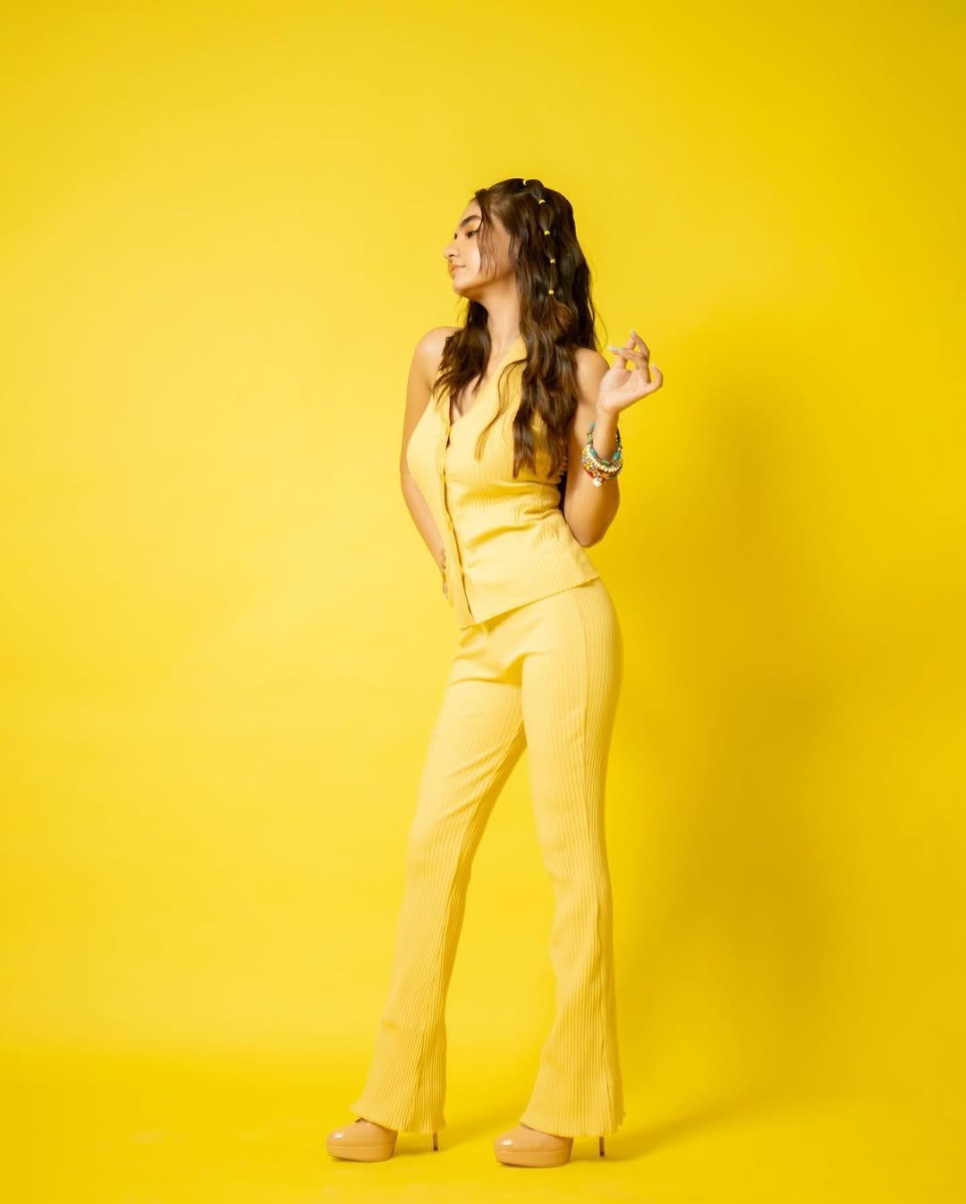 Anushka Sen Vibrant Yellow Dress & Hairstyle Photoshoot (22)