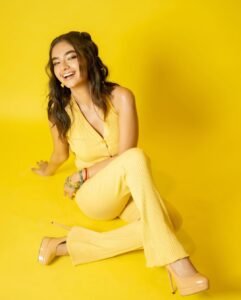 Anushka Sen Vibrant Yellow Dress & Hairstyle Photoshoot (5)