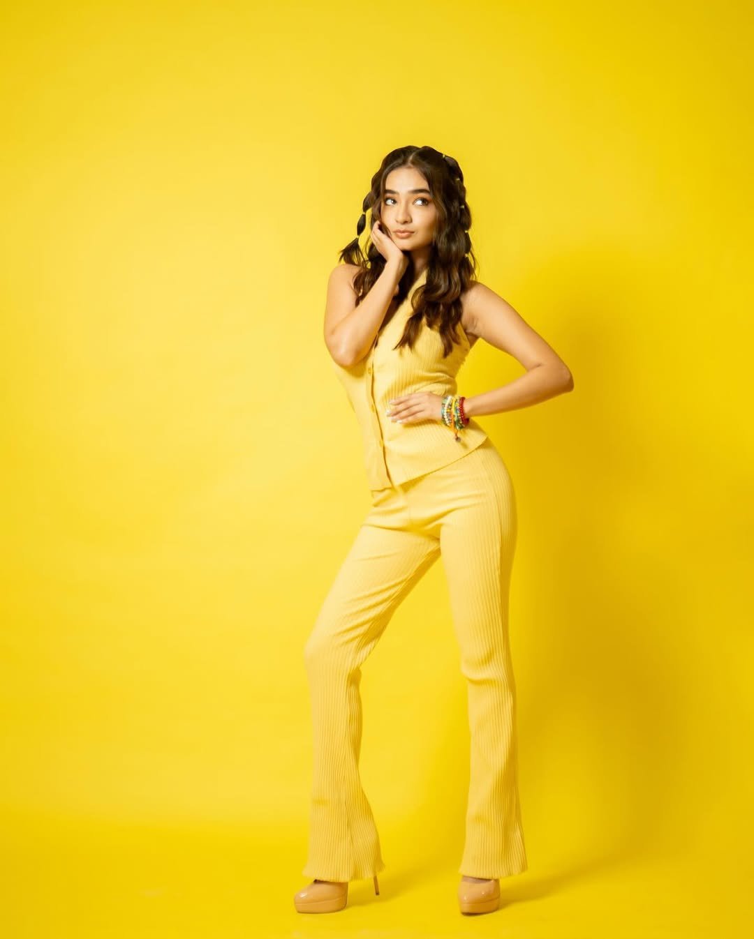 Anushka Sen Vibrant Yellow Dress & Hairstyle Photoshoot (6)