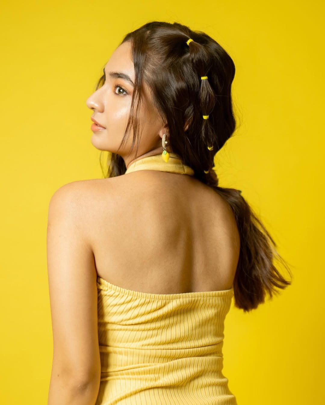 Anushka Sen Vibrant Yellow Dress & Hairstyle Photoshoot (9)