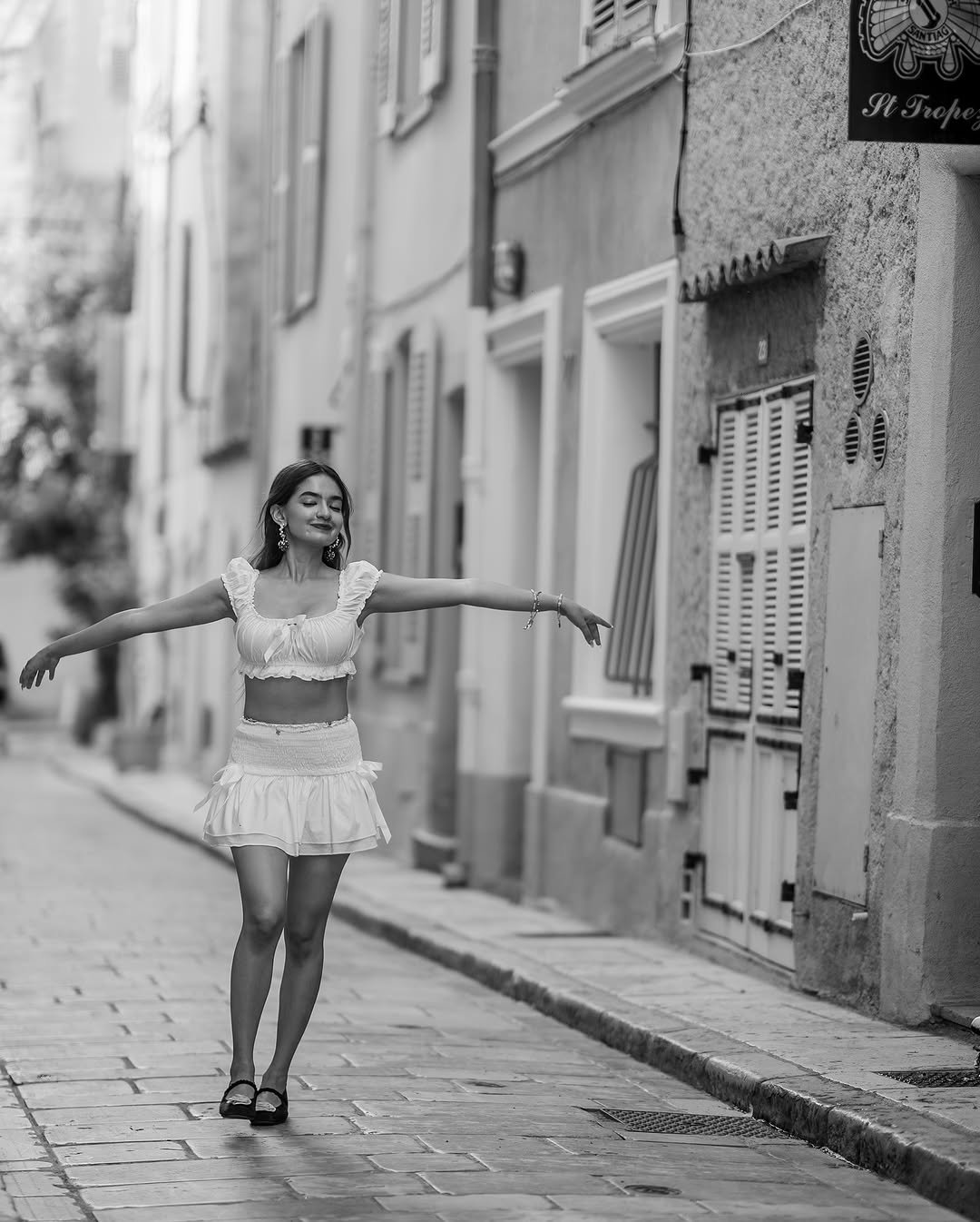 Anushka Sen White Ruffle Co-Ord – Dreamy Beachside Summer Style (10)