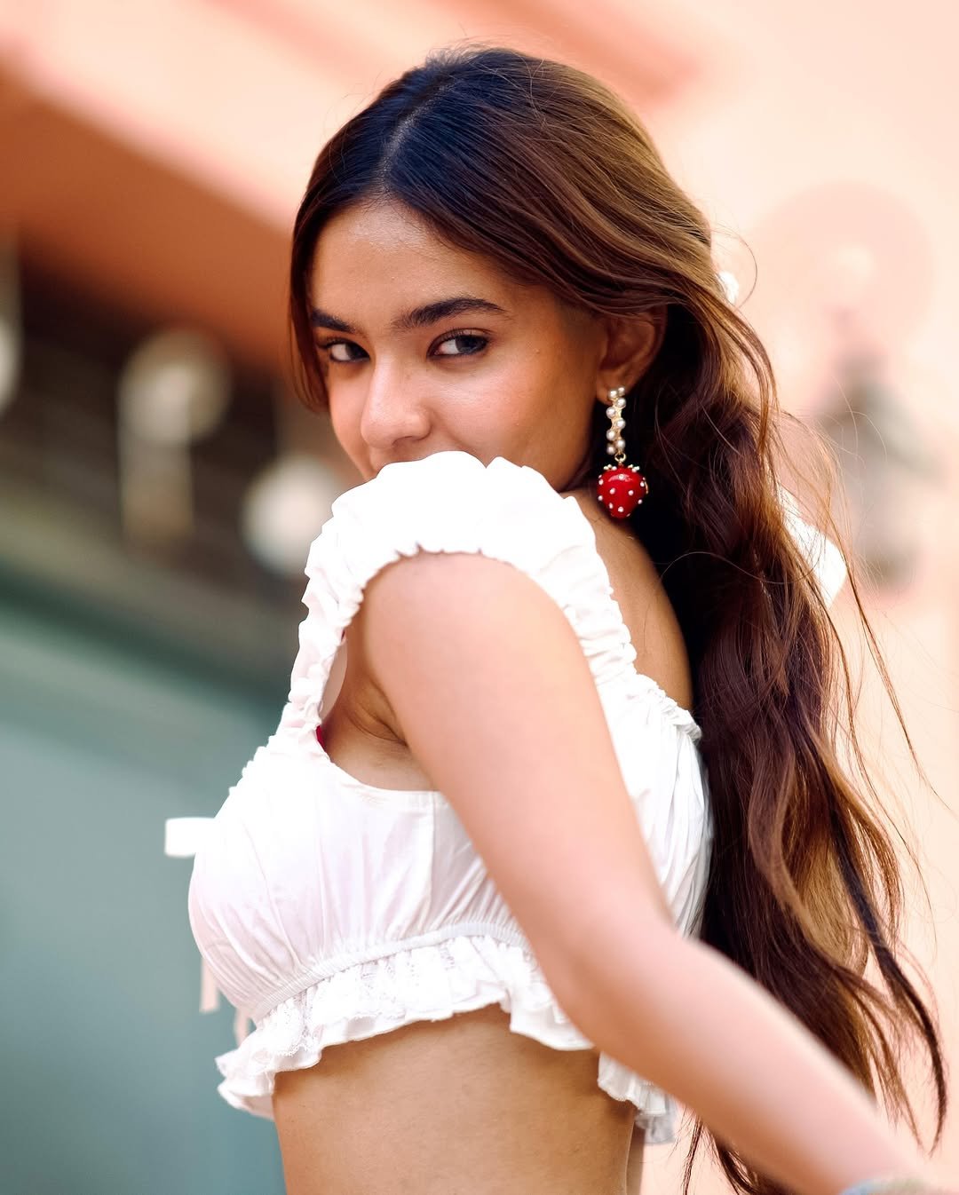 Anushka Sen White Ruffle Co-Ord – Dreamy Beachside Summer Style (11)