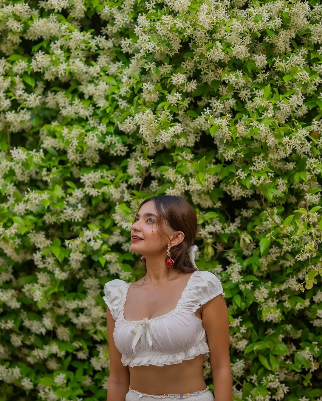 Anushka Sen White Ruffle Co-Ord – Dreamy Beachside Summer Style (16)