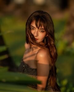 Anushka Sen in Stylish Strapless Dress Latest Trendy Photos (1)