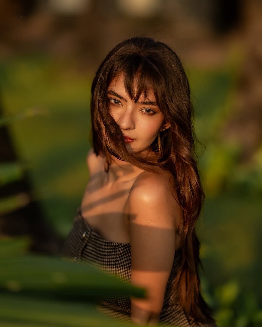 Anushka Sen in Stylish Strapless Dress Latest Trendy Photos (1)