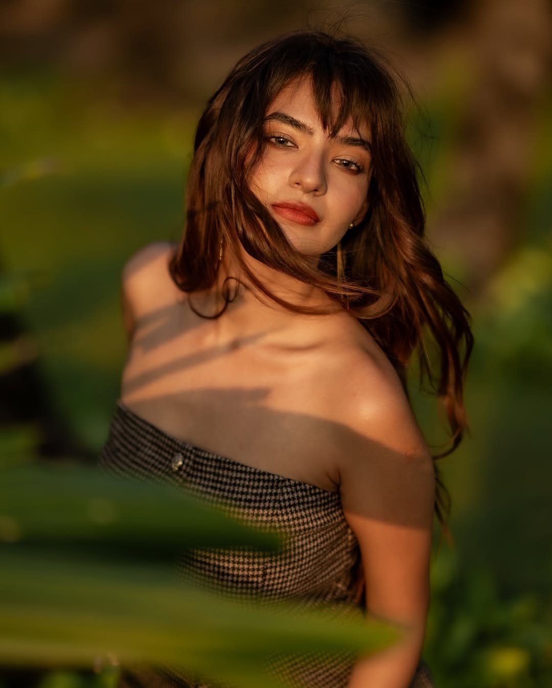 Anushka Sen in Stylish Strapless Dress Latest Trendy Photos (11)