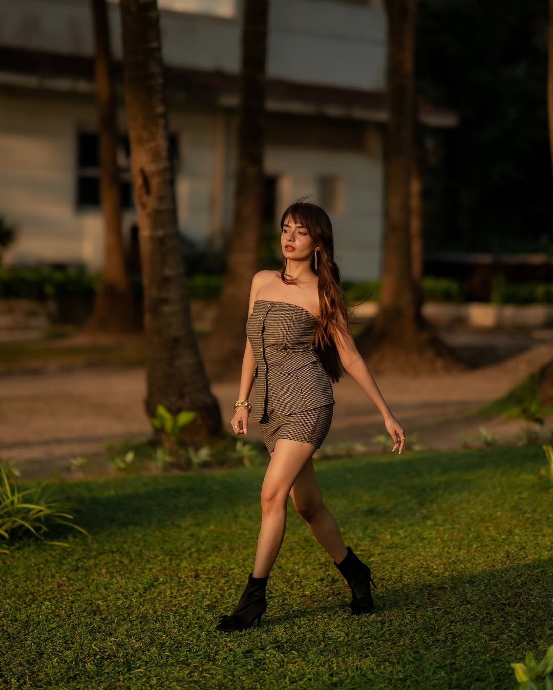 Anushka Sen in Stylish Strapless Dress Latest Trendy Photos (12)