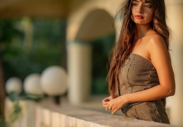 Anushka Sen in Stylish Strapless Dress Latest Trendy Photos (6)