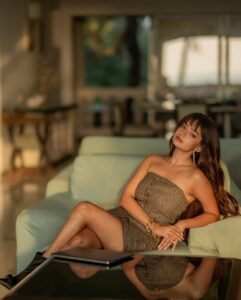 Anushka Sen in Stylish Strapless Dress Latest Trendy Photos (7)