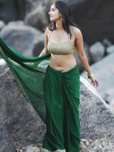Anushka Shetty Striking Navel Show in Green Saree (1)