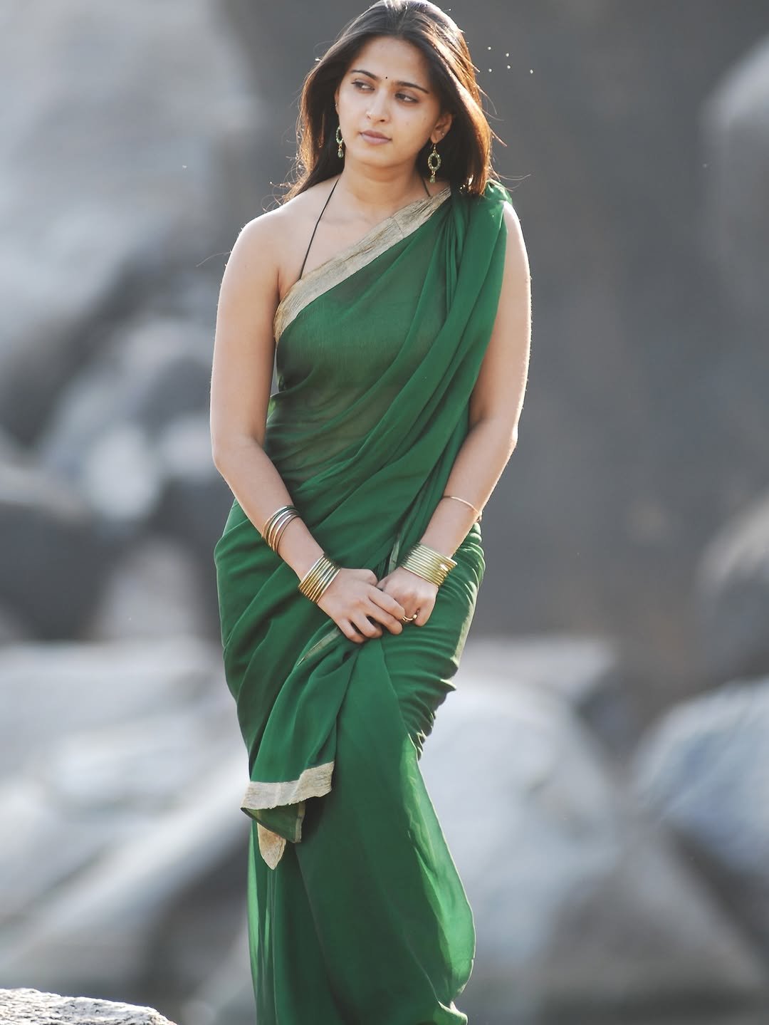 Anushka Shetty Striking Navel Show in Green Saree (10)