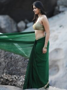 Anushka Shetty Striking Navel Show in Green Saree (11)