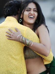 Anushka Shetty Striking Navel Show in Green Saree (2)
