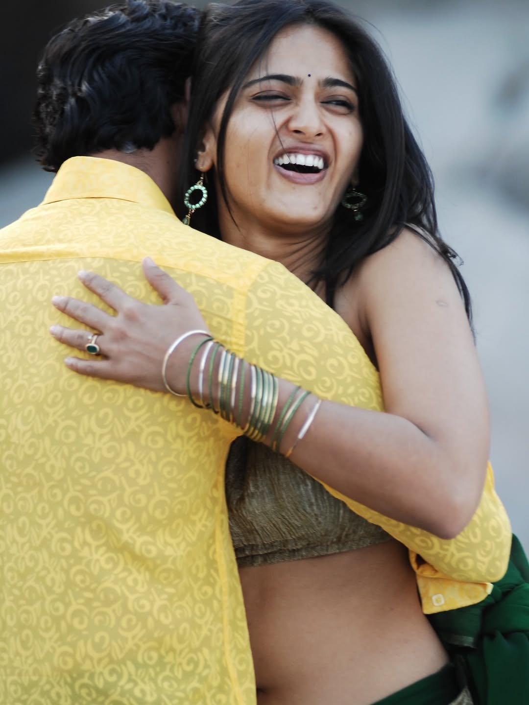 Anushka Shetty Striking Navel Show in Green Saree (2)