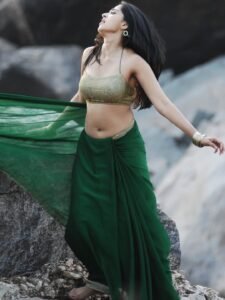Anushka Shetty Striking Navel Show in Green Saree (3)