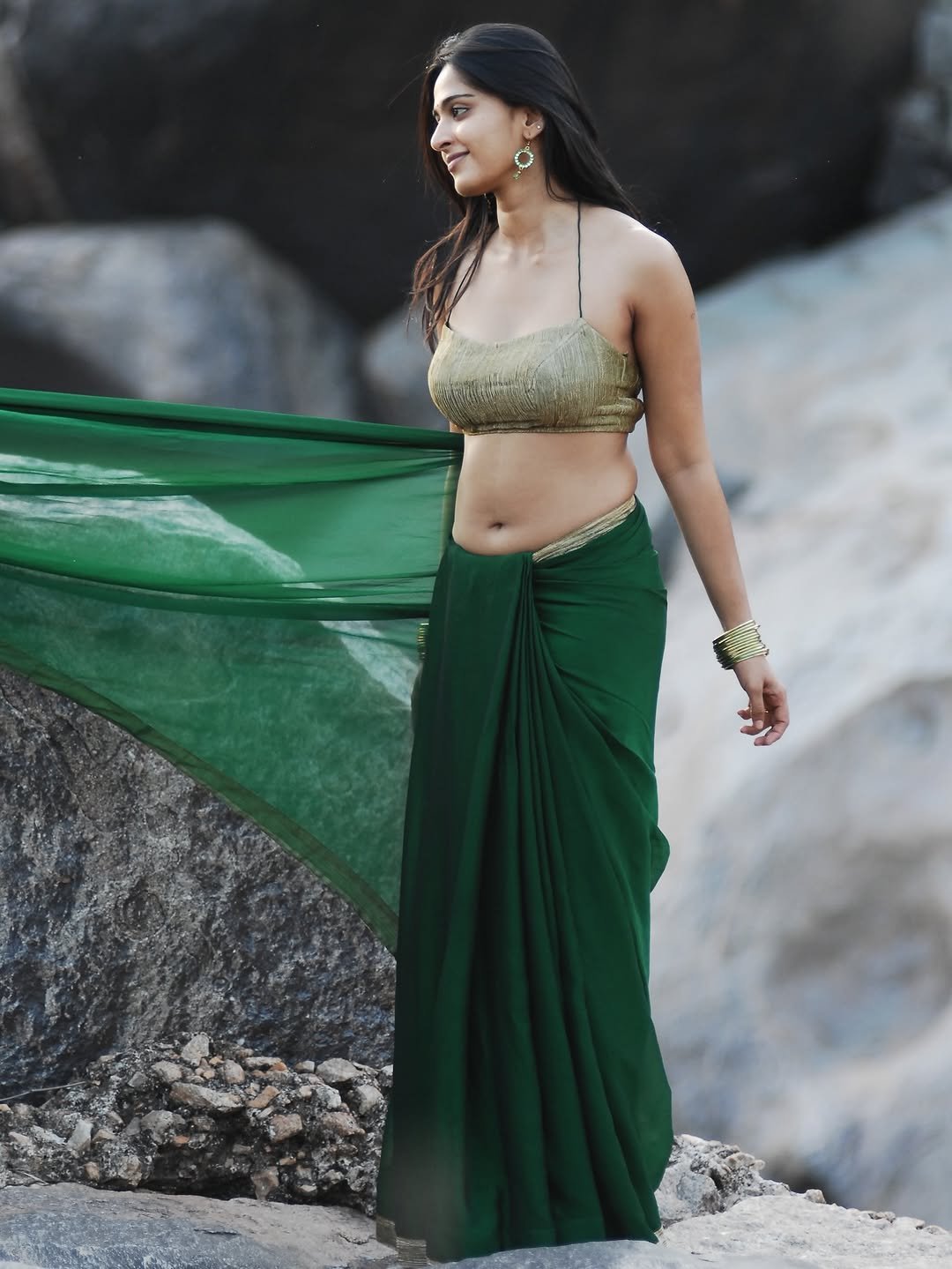 Anushka Shetty Striking Navel Show in Green Saree (4)