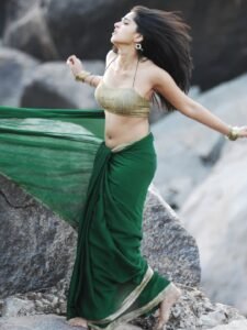 Anushka Shetty Striking Navel Show in Green Saree (5)