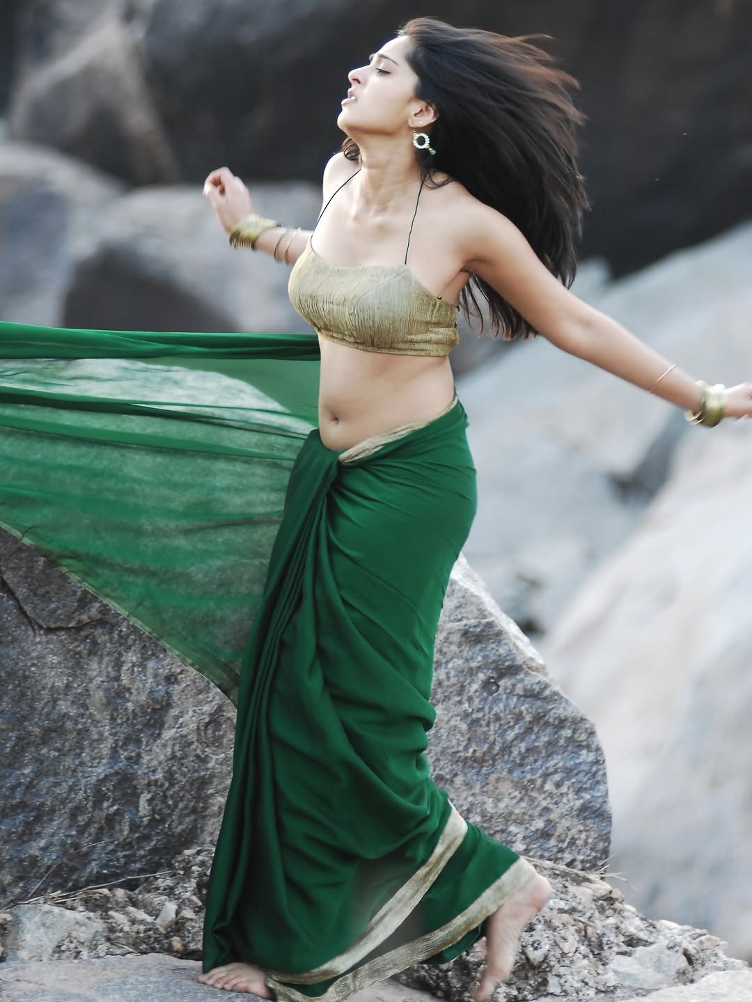 Anushka Shetty Striking Navel Show in Green Saree (5)