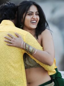 Anushka Shetty Striking Navel Show in Green Saree (8)