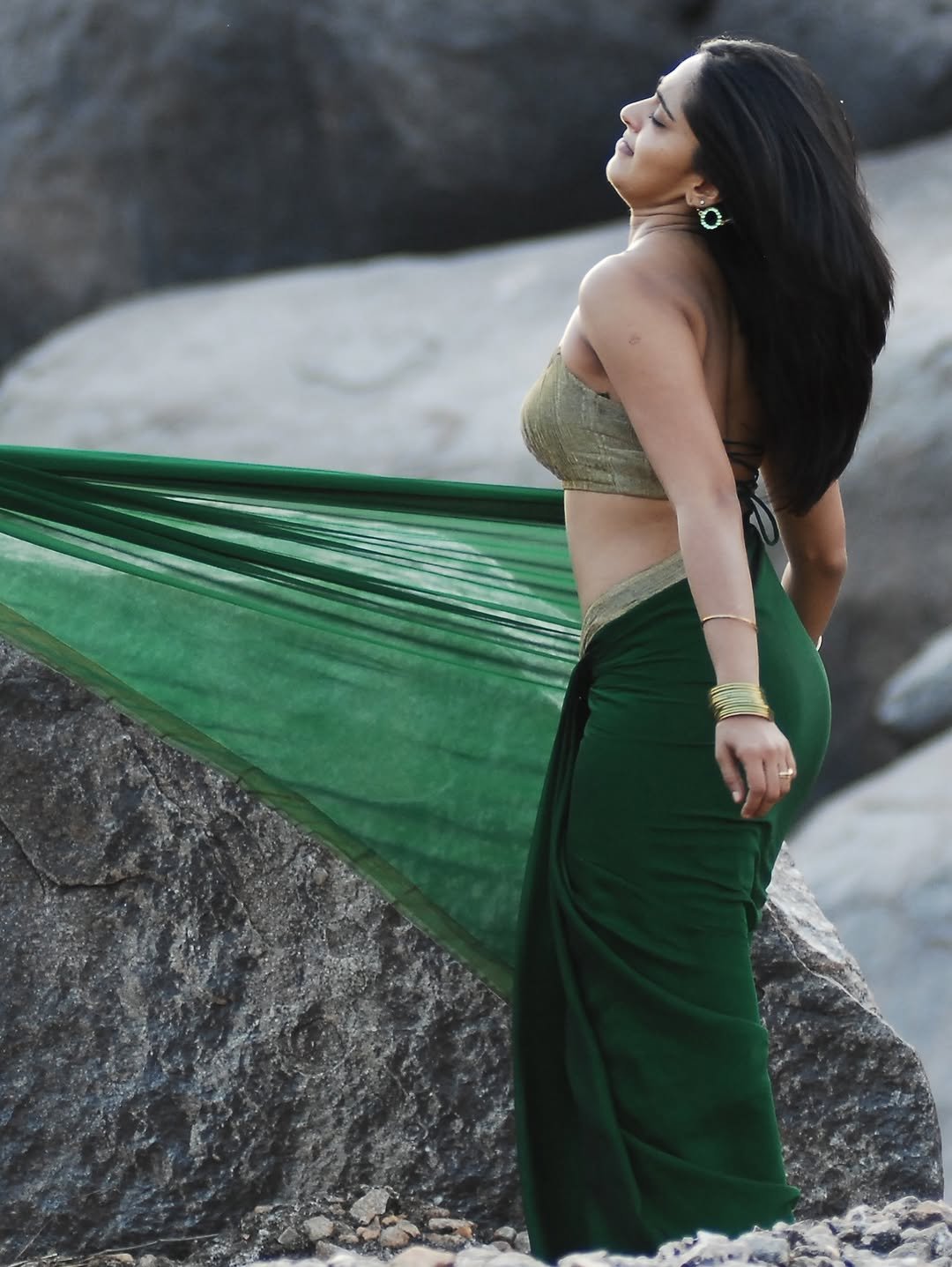 Anushka Shetty Striking Navel Show in Green Saree (9)