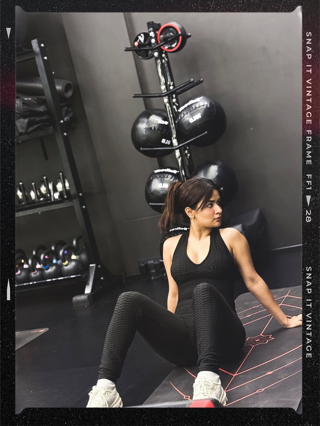 Avneet Kaur Stunning Gym Look Photos (11)