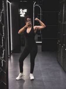 Indian celebrity Avneet Kaur working out gym photos athletic wear