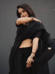 Deepthi Sunaina Beautiful in Black Saree (20)