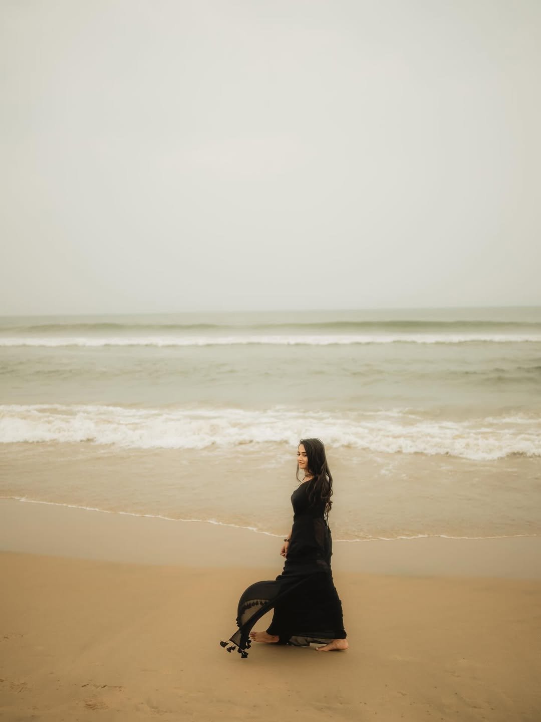 Deepthi Sunaina Beautiful in Black Saree (22)