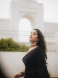 Deepthi Sunaina Beautiful in Black Saree (28)