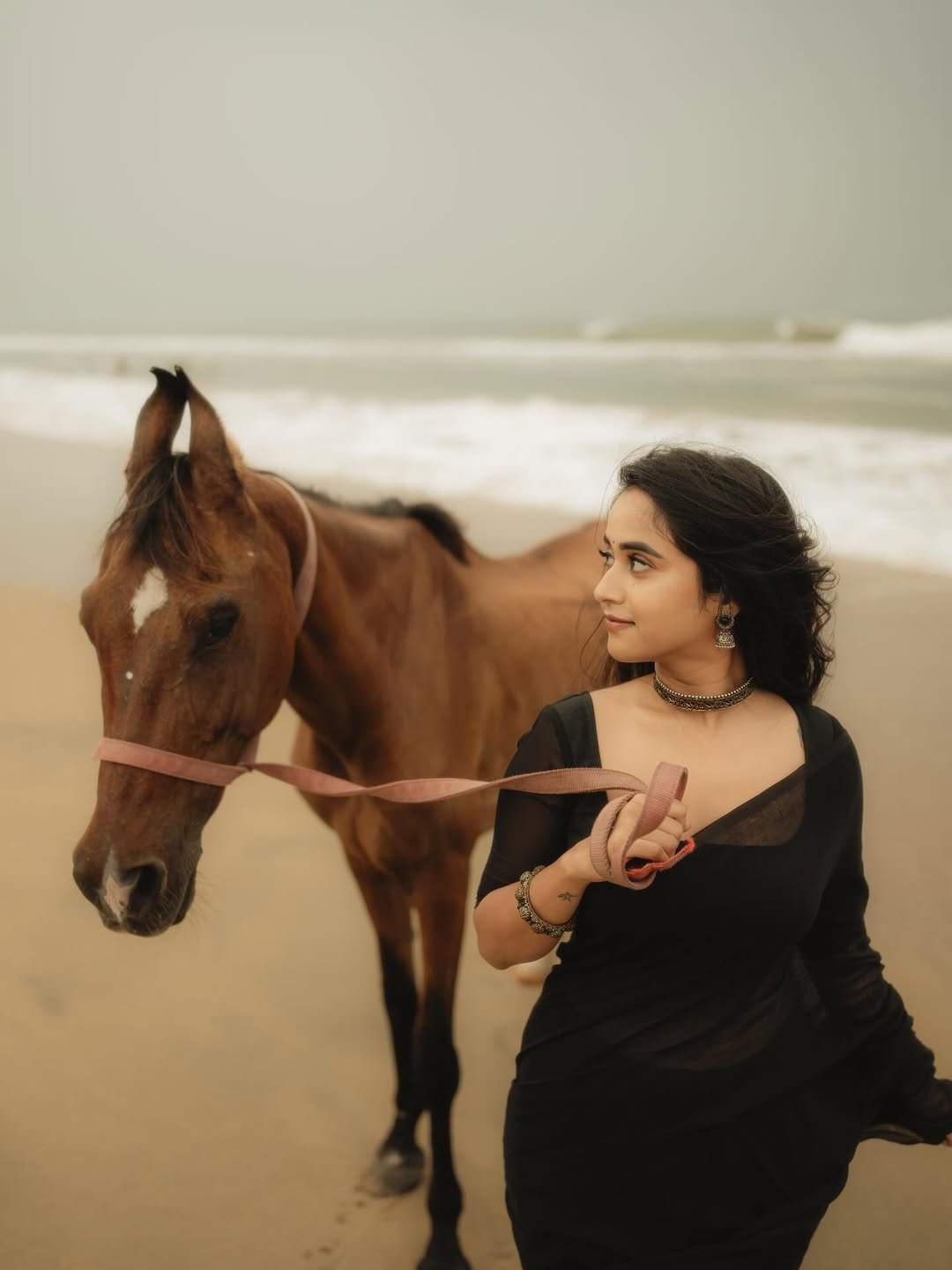 Deepthi Sunaina Beautiful in Black Saree (31)