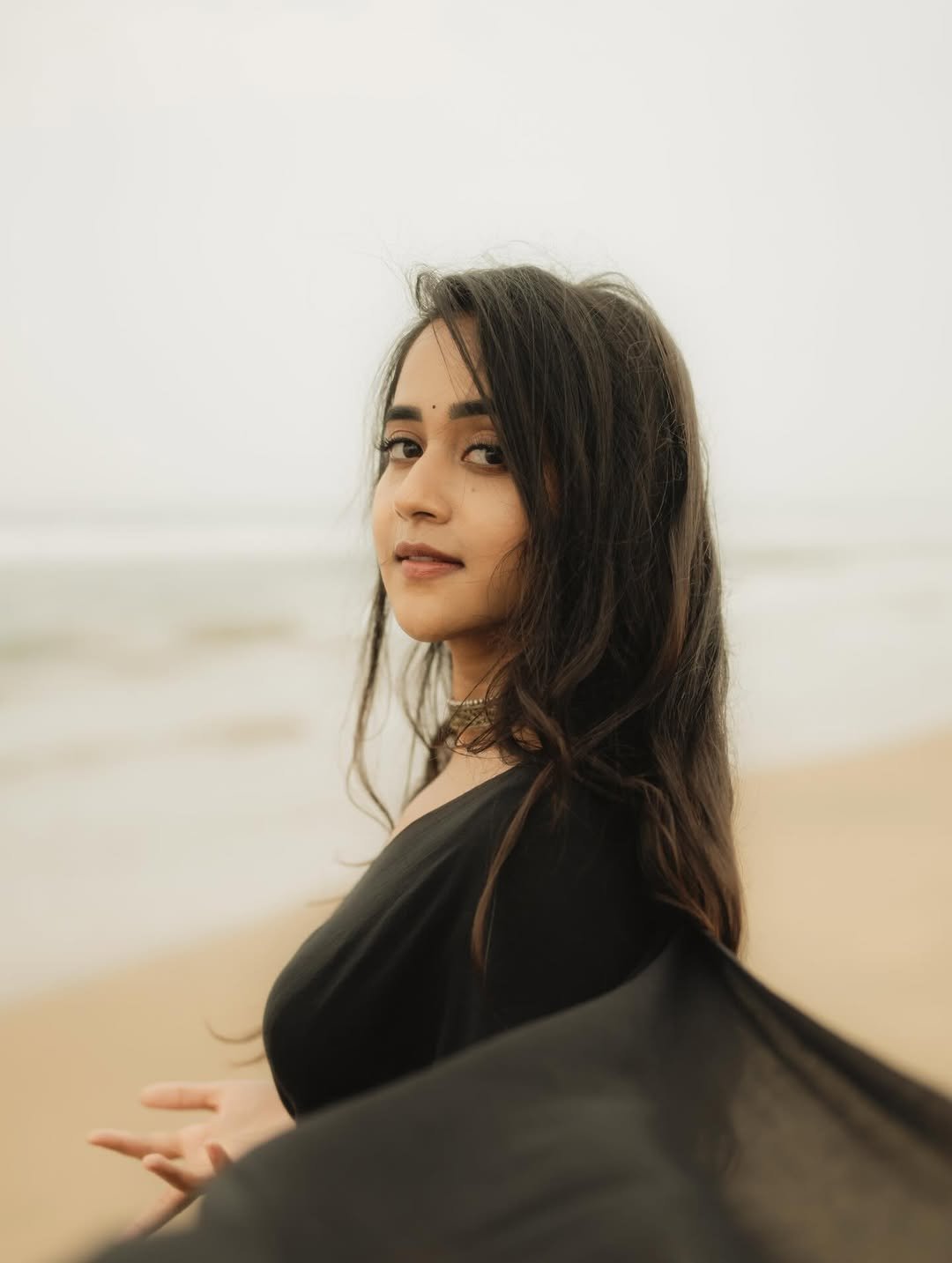 Deepthi Sunaina Beautiful in Black Saree (32)