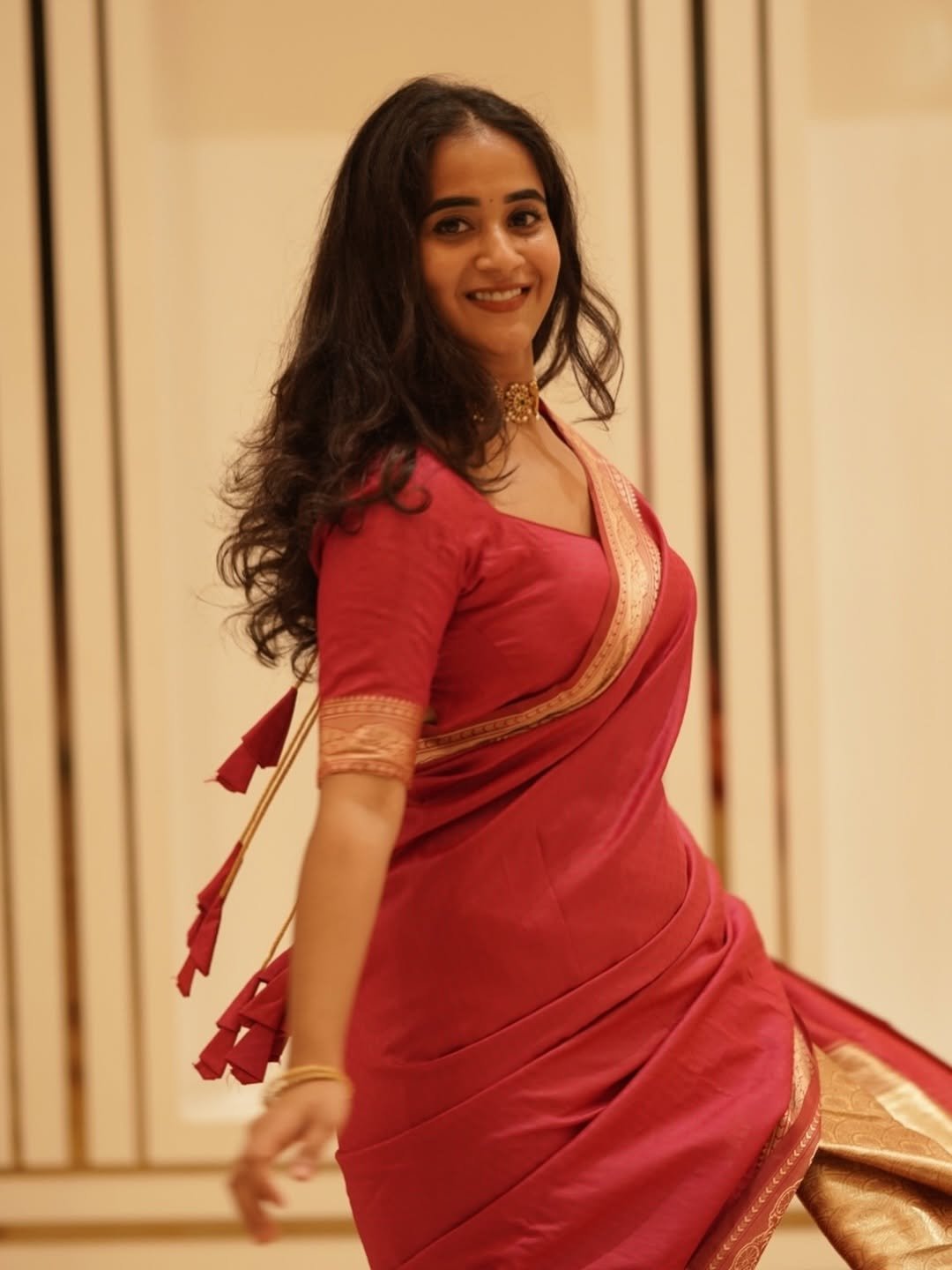 Deepthi Sunaina Elegant Pink Saree Indoor Photoshoot (12)