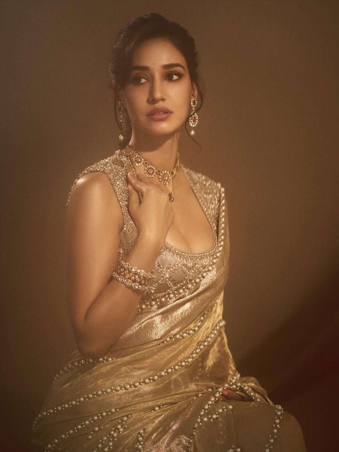 Disha Patani Gold Saree Look – Bridal Glam 2025 (6)