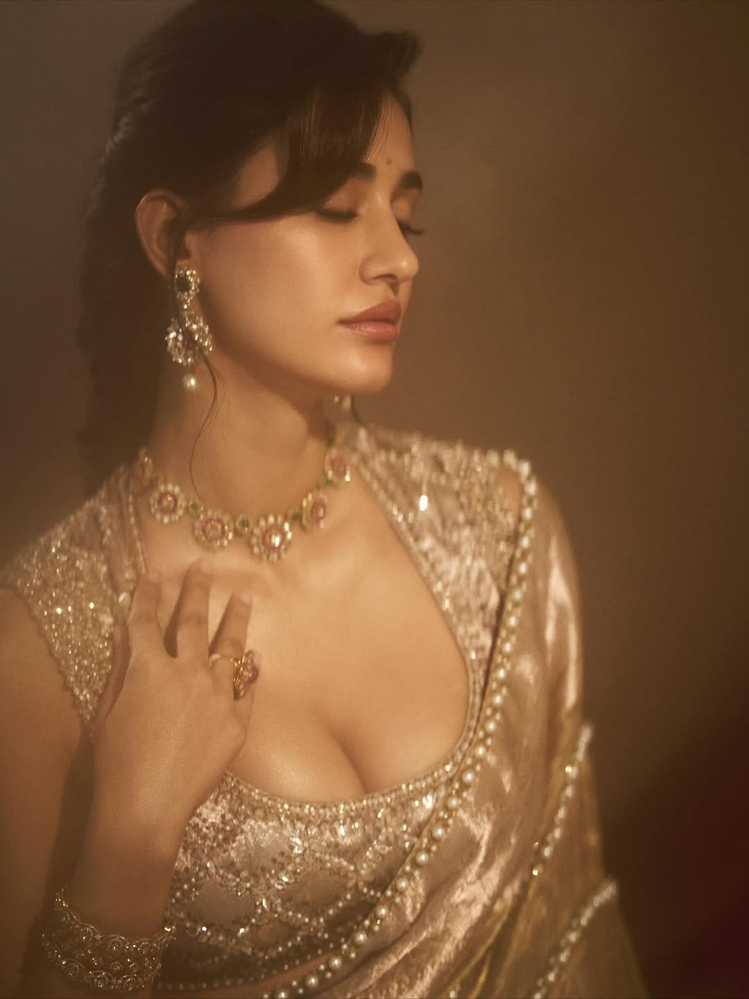 Disha Patani Gold Saree Look – Bridal Glam 2025 (7)