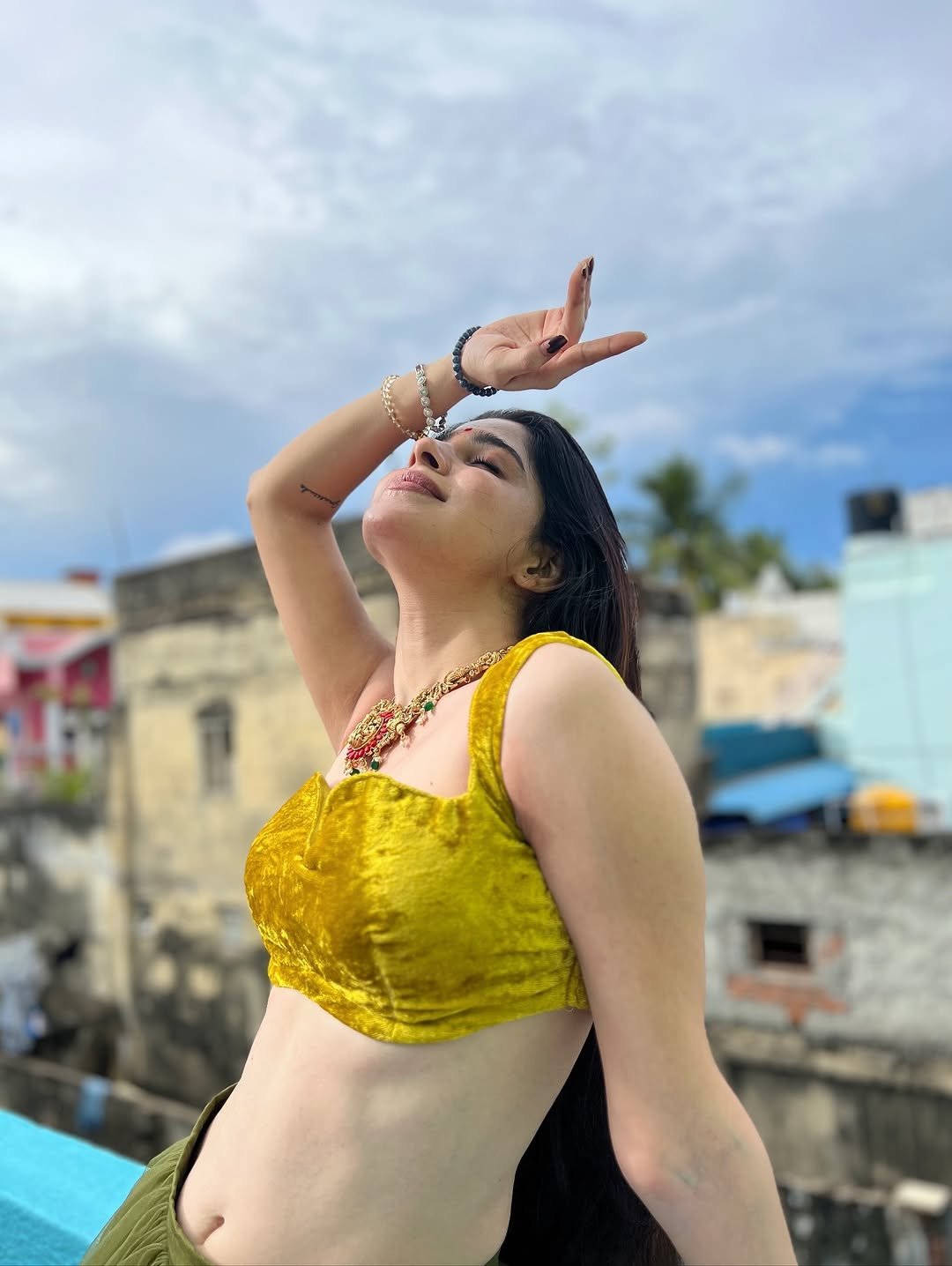 Divya Bharathi Stuns in Olive Green Saree and Yellow Blouse Photos (9)