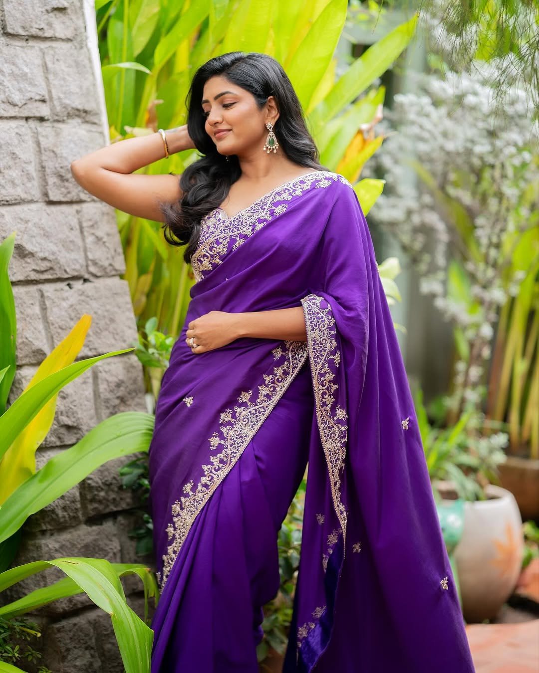 Eesha Rebba Shines in Purple Embroidered Saree Photos (11)