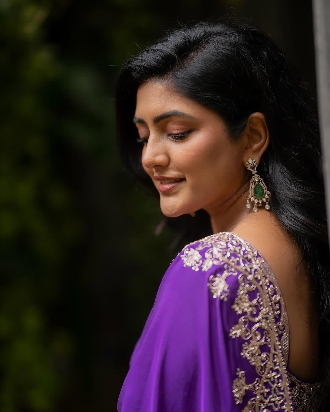 Eesha Rebba Shines in Purple Embroidered Saree Photos (15)