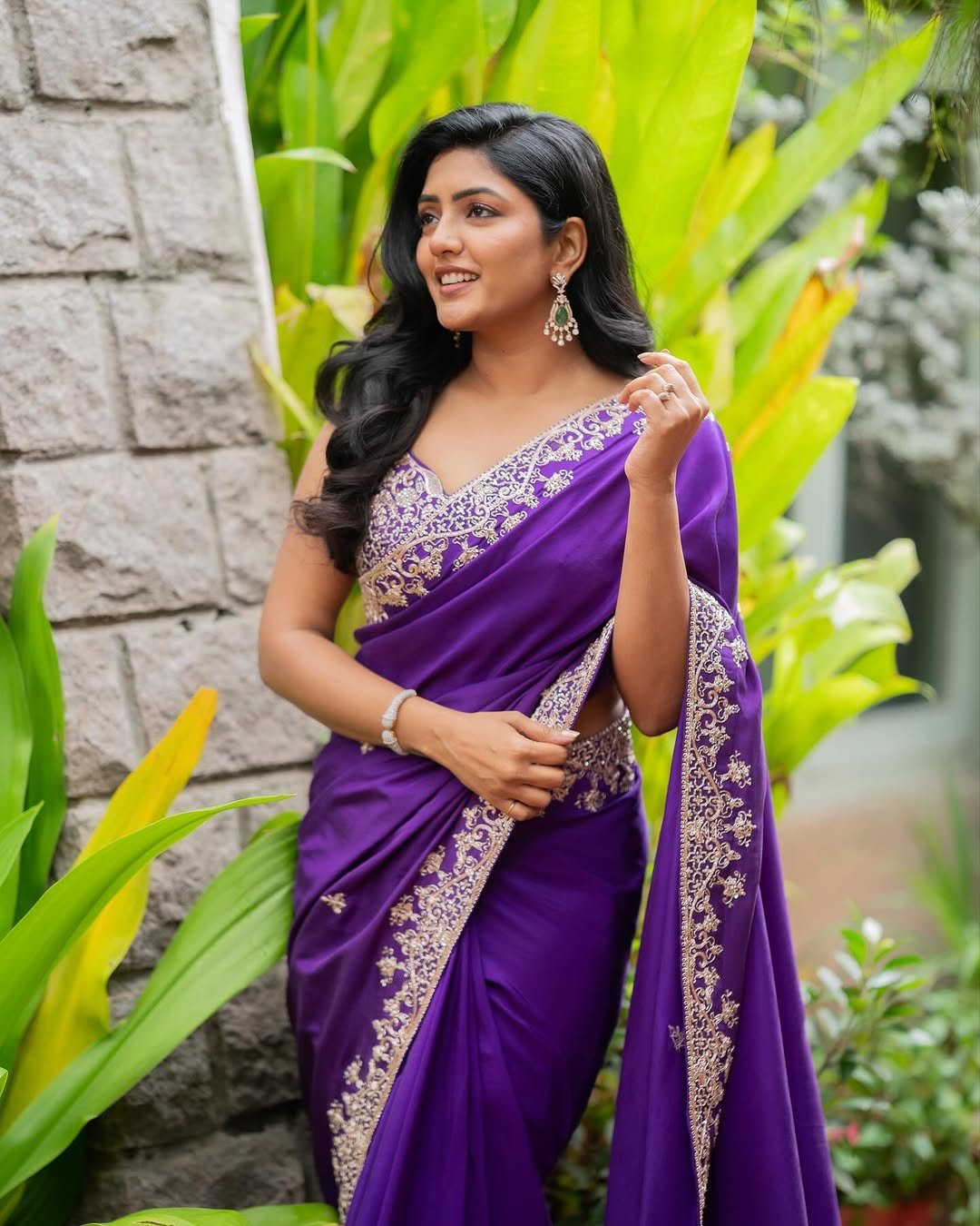 Eesha Rebba Shines in Purple Embroidered Saree Photos (18)