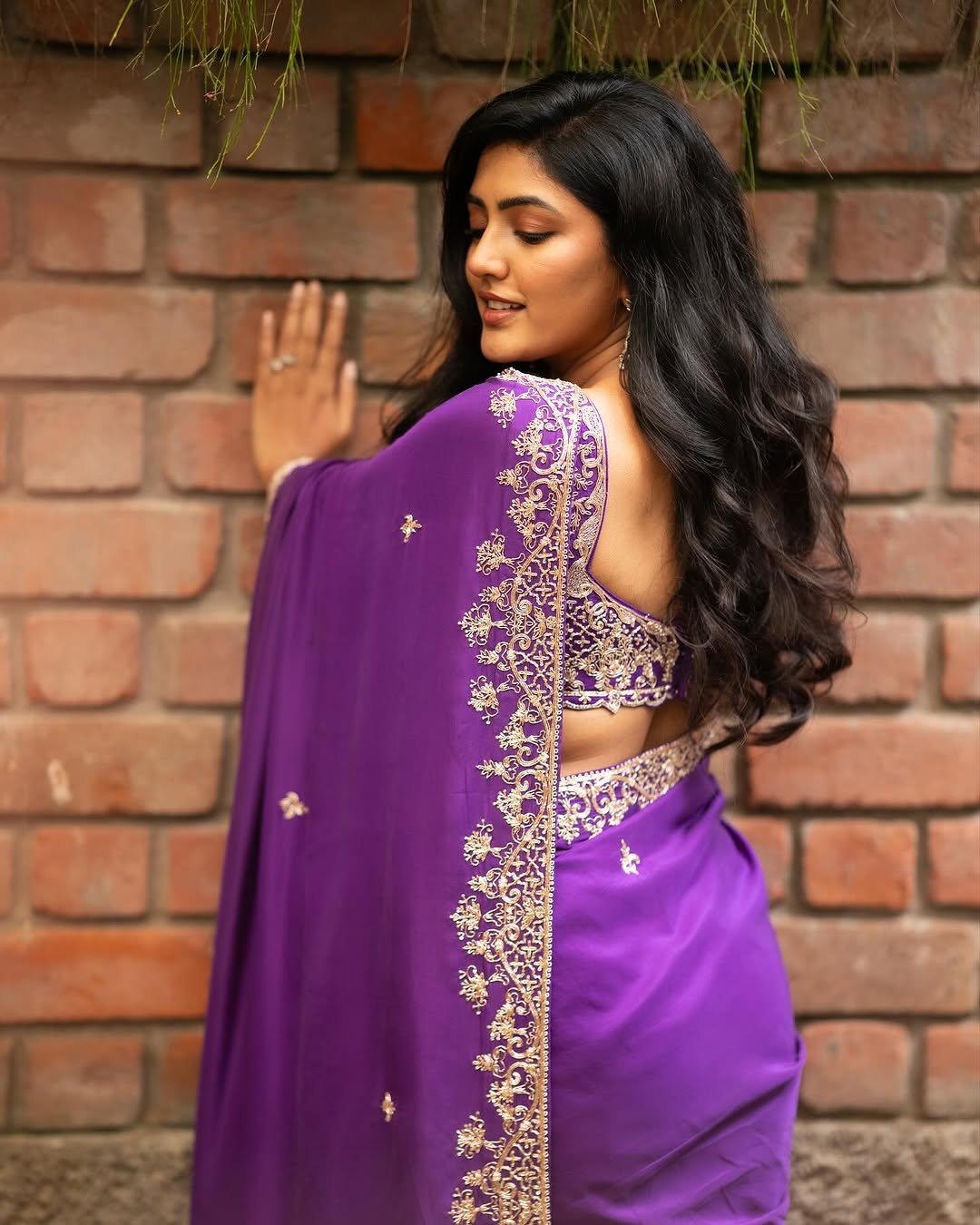 Eesha Rebba Shines in Purple Embroidered Saree Photos (5)