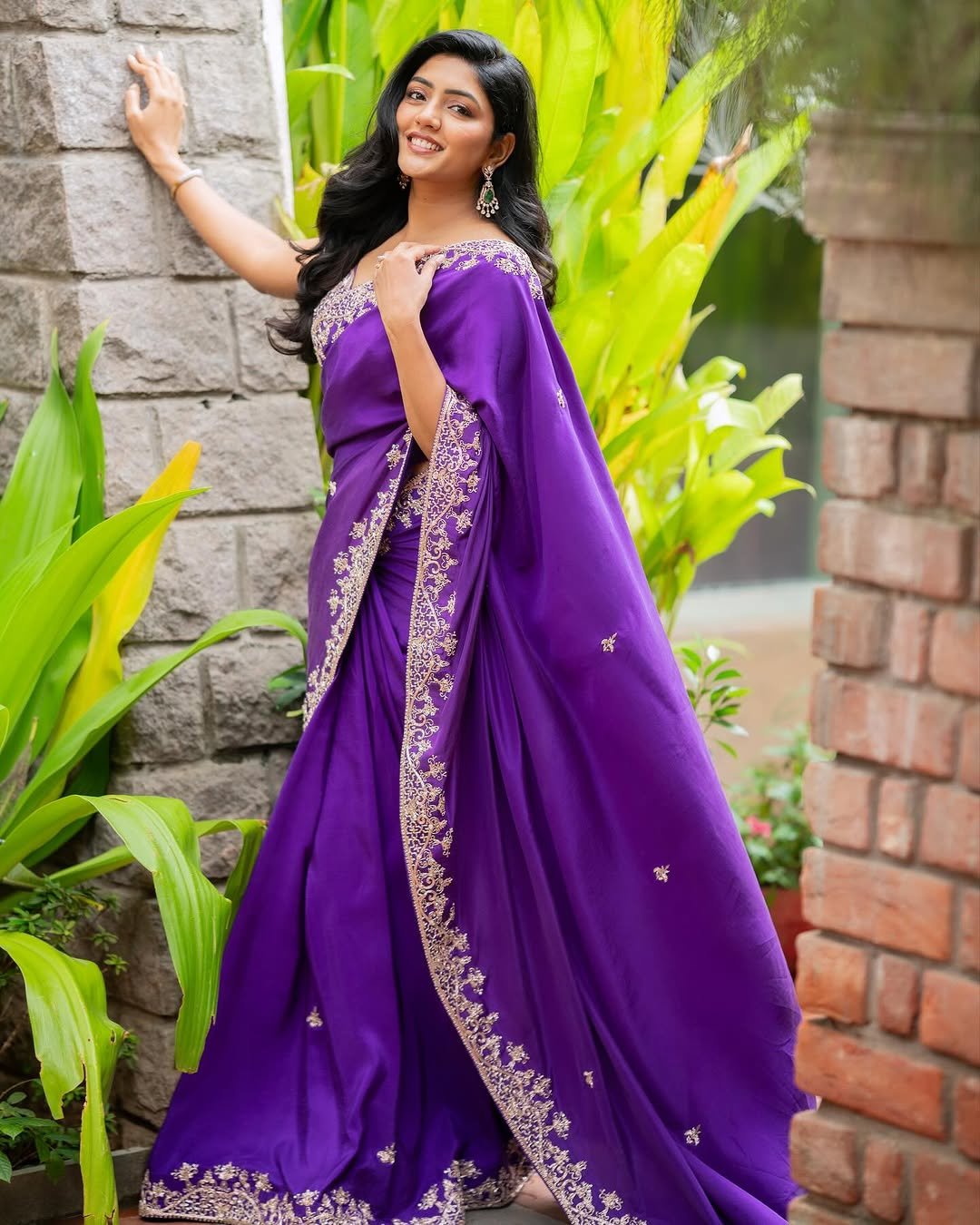 Eesha Rebba Shines in Purple Embroidered Saree Photos (6)