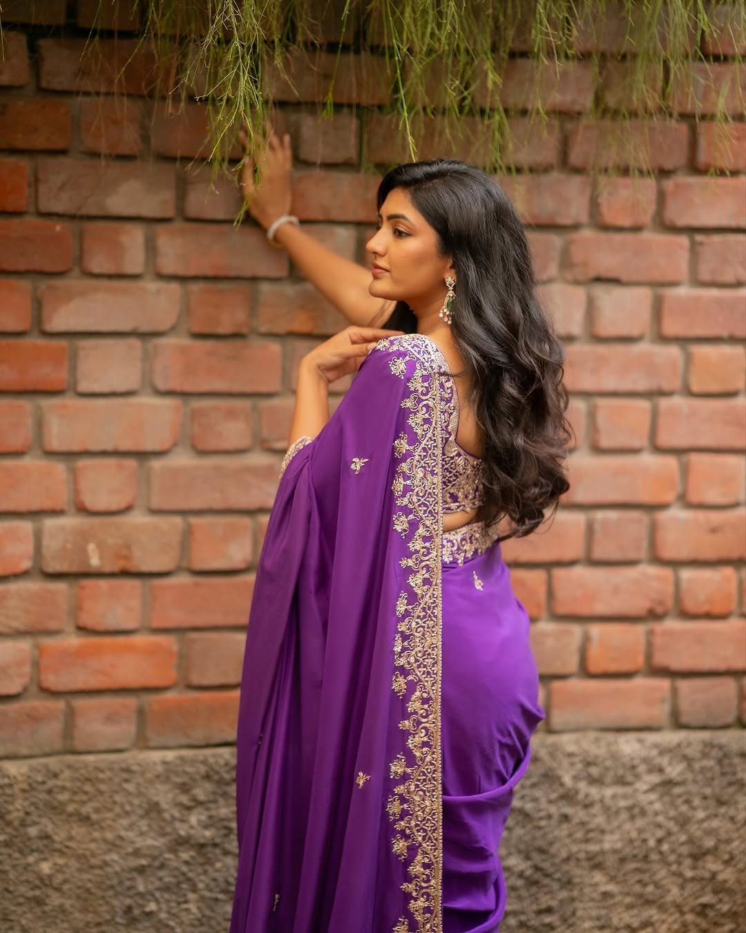 Eesha Rebba Shines in Purple Embroidered Saree Photos (8)