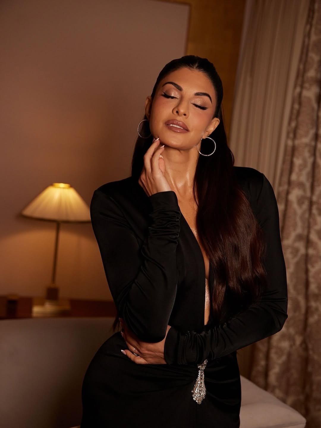 Jacqueline Fernandez Dazzles in Black Deep Neck Gown Photos (1)