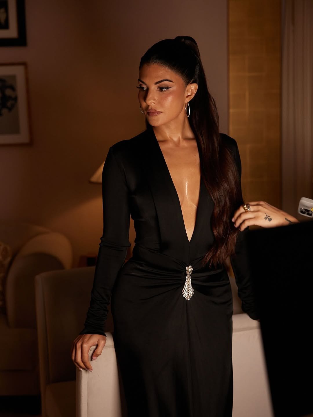 Jacqueline Fernandez Dazzles in Black Deep Neck Gown Photos (10)
