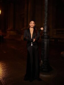 Jacqueline Fernandez Dazzles in Black Deep Neck Gown Photos (11)