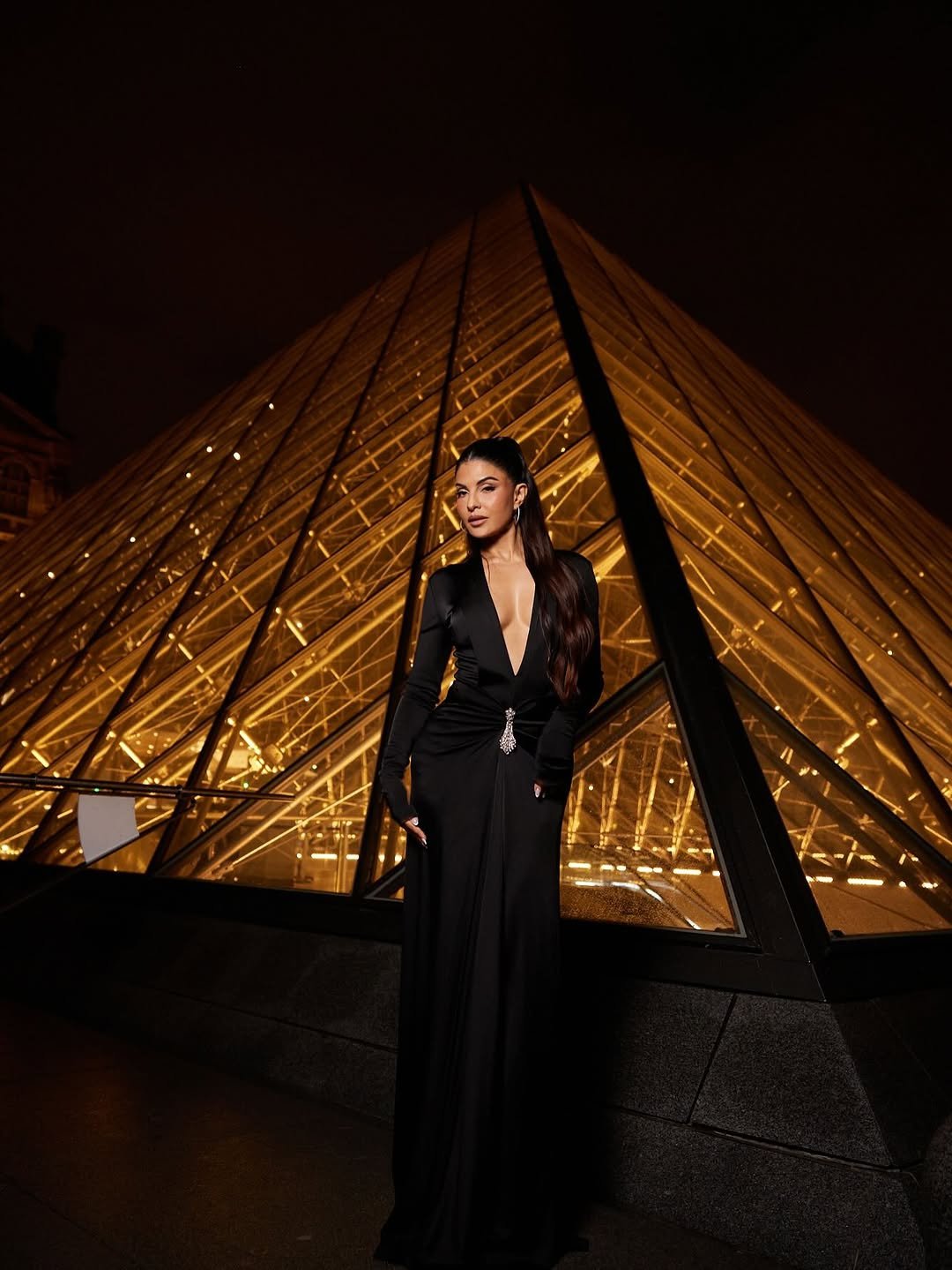 Jacqueline Fernandez Dazzles in Black Deep Neck Gown Photos (16)